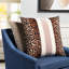 Jaguar Dann Foley Lifestyle - Jaguar - Coussin imprimé - 24 po x 24 po - crème sur espresso - rayé