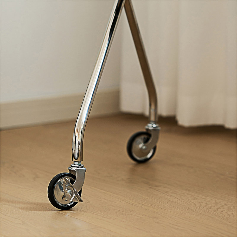 Meuble télé noir antique avec rotation à 360 degrés, tablettes réglables et pieds en acier inoxydable durables pour téléviseurs de 43 à 70 pouces