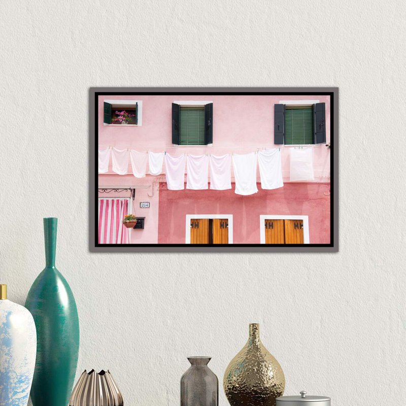 « Dirty Laundry »-reproduction de photo, H 18 po x l 26 po x P 1,5 po, Toile encadrée de bois rustique foncé
