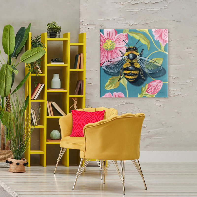 Abeille floue sur toile à motif floral, design par Kate Jarvik Birch, H 36 po x l 36 po
