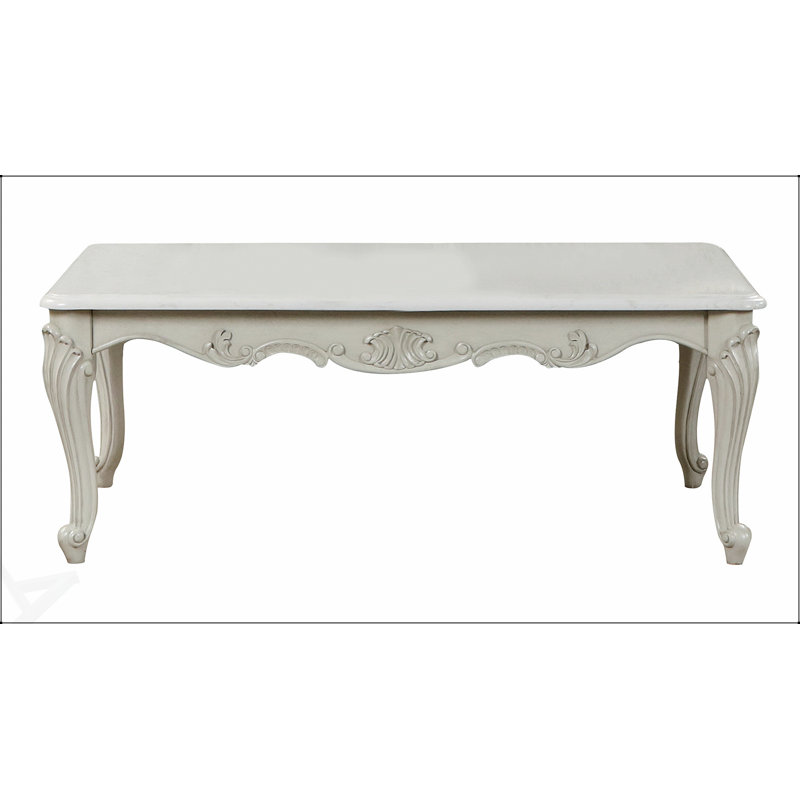 Table basse en bois de style traditionnel toscan en argent, combinant élégance classique et fonctionnalité moderne pour tout espace de vie.