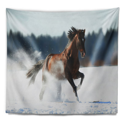 Cheval qui court en tapisserie hivernale