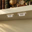 Armoire en arc avec tablettes ouvertes