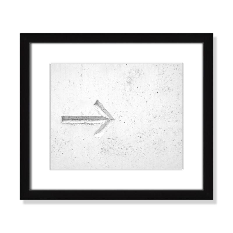 Flèche sur fond blanc par Nik, Blanc, Cadre noir, H 13 po x l 15 po x P 1,25 po