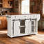 Îlot de cuisine de ferme avec rangement, portes de grange coulissantes, porte latérale en métal et roulettes pour une préparation de repas polyvalente et élégante-344100968