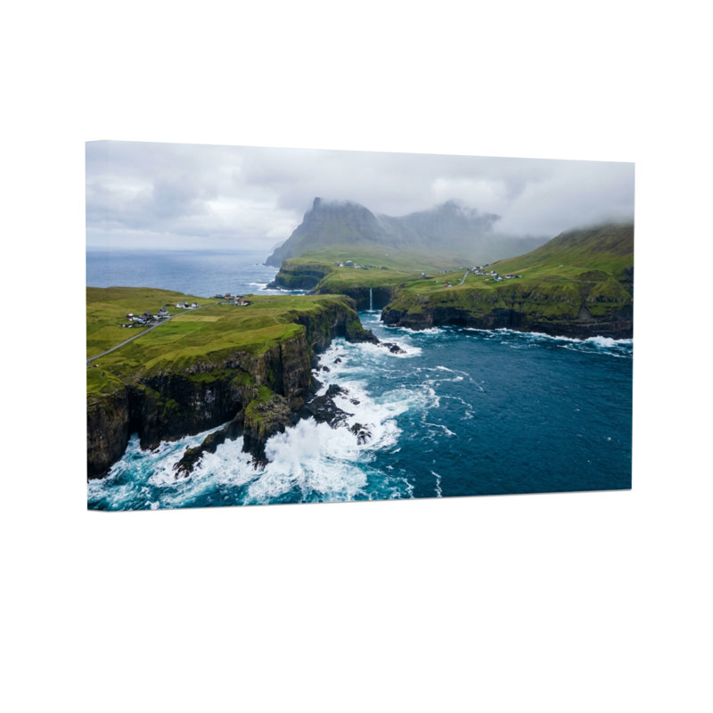 Paysage et nature Cliffside Ocean Waves Green Hills Misty Sky, H 24 po x l 36 po