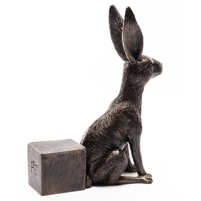 Grands pieds de jardinière couleur bronze lièvre assis dans une boîte cadeau