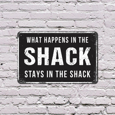 What Happens In The Shack Stays In The Shack Enseigne en plastique 13 po x 20 po Good Times Zero Alibis Durable et résistant aux intempéries