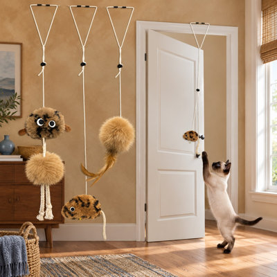 Conçu pour être suspendu aux portes, ce lot de 3 jouets pour chat interactifs d'intérieur combine l'herbe à chat, les plumes, les oiseaux et les jouets de souris pour chats et chatons.
