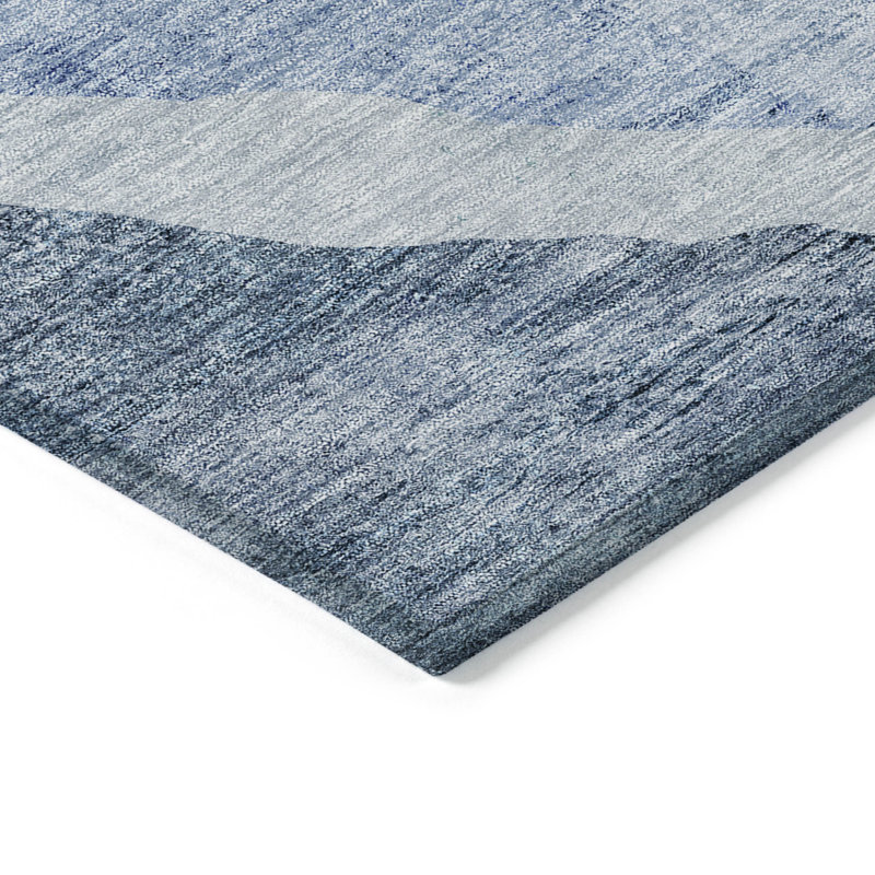 Tapis intérieur lavable abstrait bleu marine et bleu ciel HomeRoots 8 pi x 10 pi
