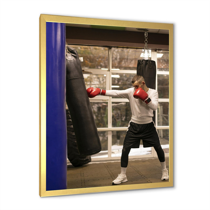 Vue latérale d'un boxeur qui pratique avec un sac de boxe, Cadre doré simple, H 32 po x l 24 po x P 1 po
