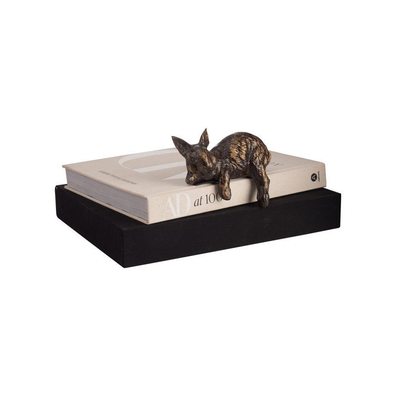 Figurine de lapin au repos