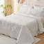 Ensemble de courtepointe très grand classique à motif floral de couleur unie très grand californien (blanc 128 po x 120 po)-119238087-119238083