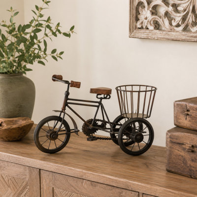 Sculpture en bois et tricycle Sufyaan