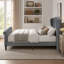 Lit plateforme tapissier moderne avec design Chesterfield, tête de lit à oreilles capitonnée et finition élégante en velours gris, grand