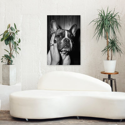 Art rétro, caresser un bouledogue français rétro