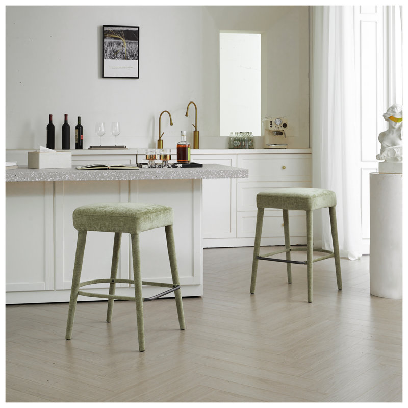 Ensemble de 2 tabourets de bar rembourrés en tissu vert clair sans dossier et rembourrés avec repose-pieds pour îlot de cuisine, comptoir de salle à manger et pub