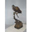 Statue en bronze de faucon sur une branche de Michaelson - Taille: L 15 po x l 15 po x H 28 po.