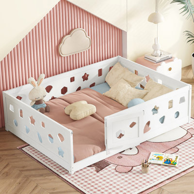 Lit double sur pied avec lattes, structure en bois massif, garde-corps, porte, pour chambre / salle de jeux, blanc