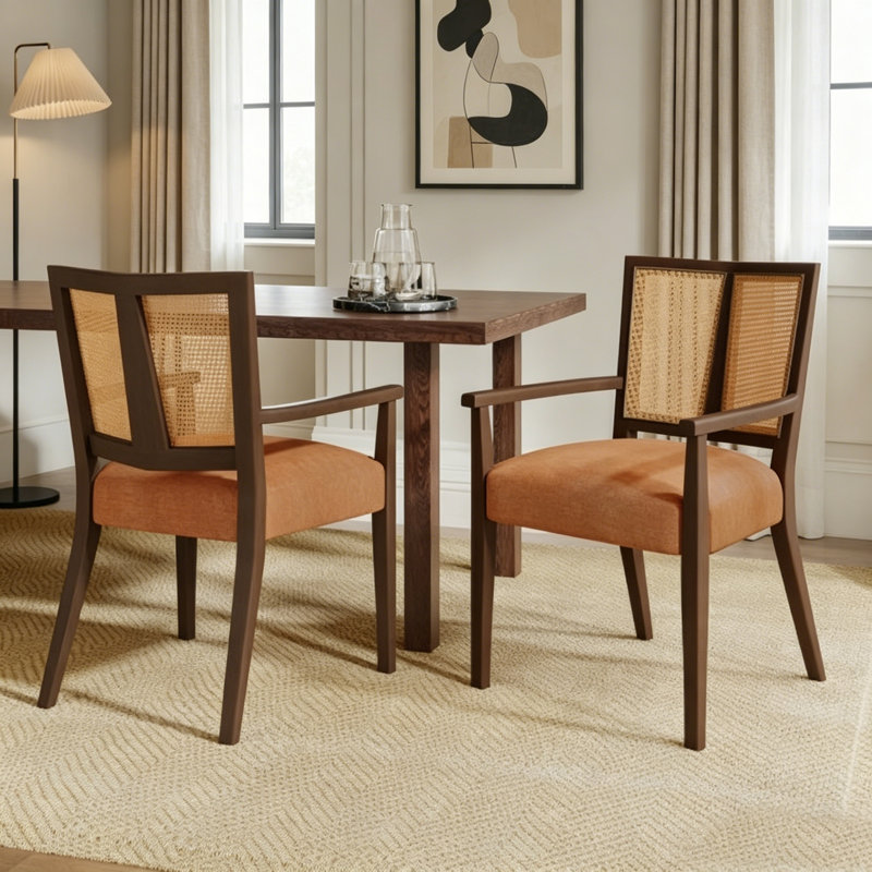 Ensemble de 2 chaises à accoudoirs élégantes, parfaites pour le confort et l'élégance de toute salle à manger ou cuisine.