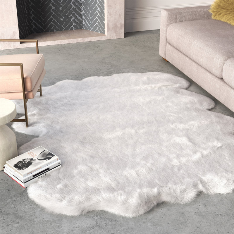 Tapis blanc brillant en fausse fourrure