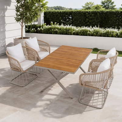 Ensemble de salle à manger d'extérieur 5 pièces avec table rectangulaire en teck et chaises en osier, structure en acier beige, idéal pour terrasse et jardin.
