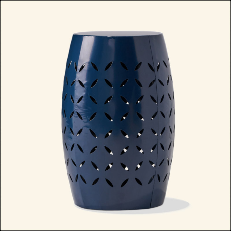 Table d'appoint polyvalente à découpes en dentelle pour une utilisation intérieure et extérieure, rehaussant le style et la durabilité des espaces.