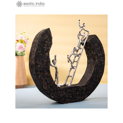 «Figurine décorative« On-Stairs »en aluminium et bois | Décoration d'inspiration moderne pour la maison | Sculpture de travail d'équipe de 15 pouces pour le salon et le bureau»