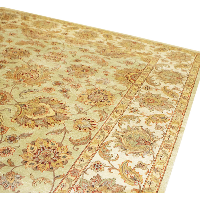 Tapis vert clair et ivoire noué à la main de haute qualité