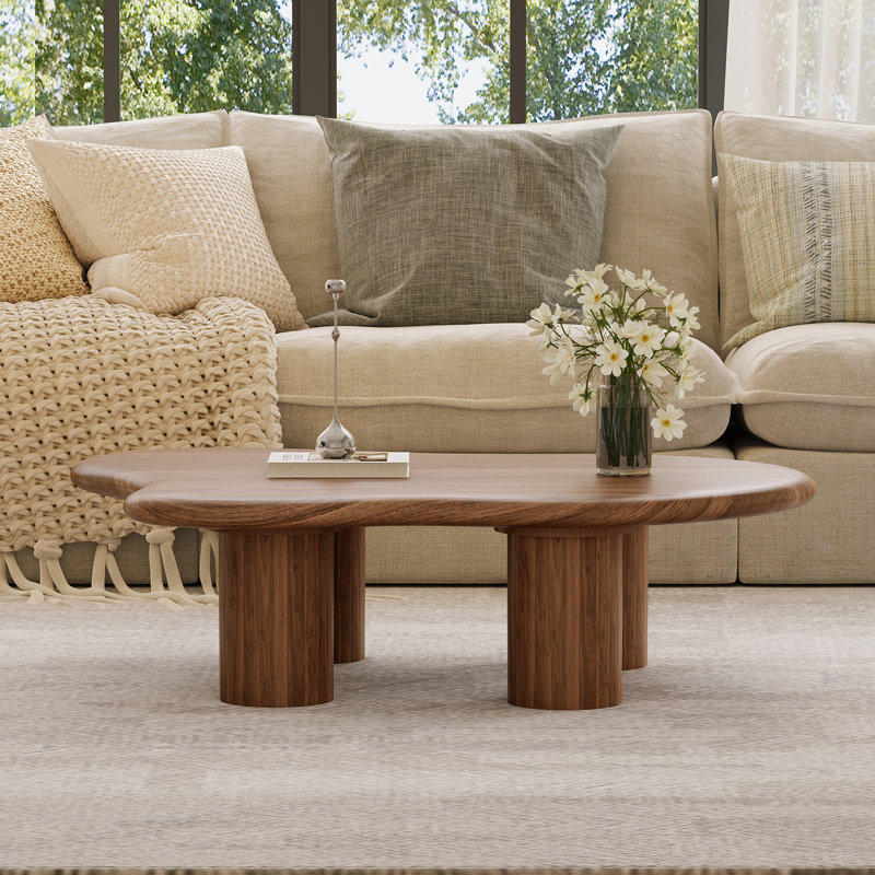 Table basse moderne de style naturel naturel avec plateau incurvé en forme de grain de noyer et quatre pieds cylindriques