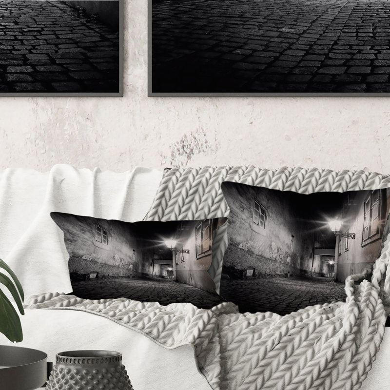 Coussin Mysterious Narrow City Alley - Colonial, 18 po x 18 po