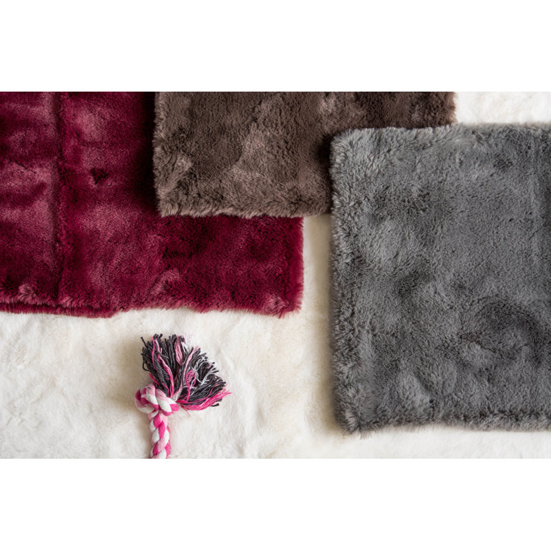 Tapis en fausse fourrure Kerner, Canneberge, Grand (l 30 po x P 18 po x H 2 po)