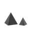 Sculpture pyramide noire en béton-35949547