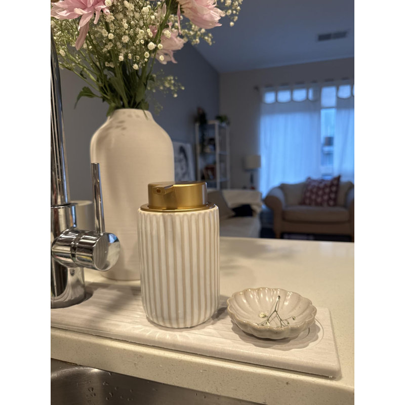 Distributeur de savon en céramique blanc à rayures verticales avec pompe dorée pour comptoir de cuisine