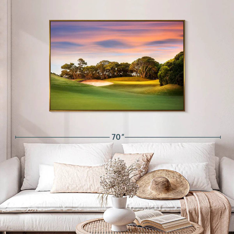 Terrain de golf, coucher de soleil, 46 po x 31 po, Cadre flottant doré
