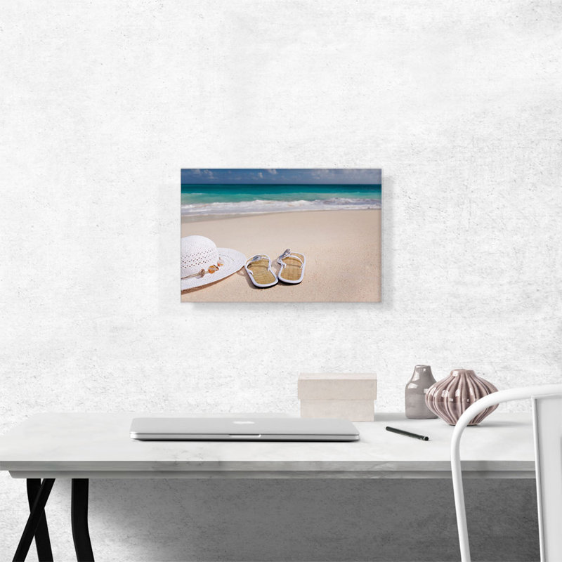 Chapeau et pantoufles sur la plage estivale - reproduction de photo sur toile tendue, H 12 po x l 18 po x P 0,75 po