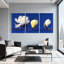 Magnolia blanc, jaune et jaune sur fond bleu, ensemble de 3 impressions sur toile-667136535