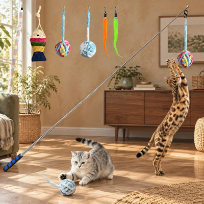 Une baguette très longue de 55,1 po ancre cet ensemble de 7 baguettes pour chat rétractables à l'intérieur, qui comprend également une pelote de laine et des plumes pour les chatons et les chats.
