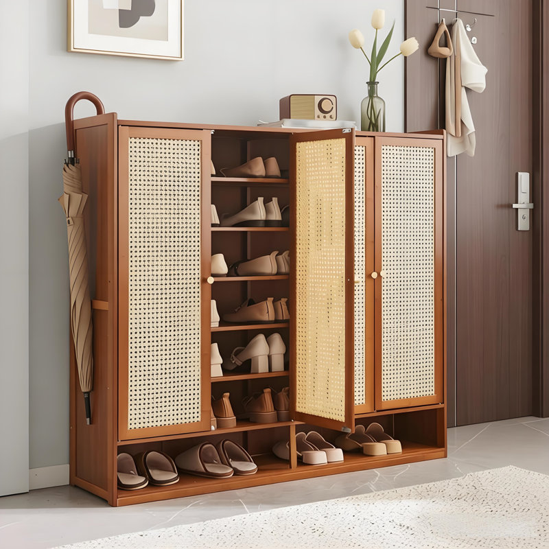 Range-chaussures bohémien à 7 niveaux en bambou | Peut contenir 32 paires avec un zonage de hauteur scientifique pour les bottes | Rangement peu encombrant dans le vestibule avec portes en rotin et plateau multifonctionnel