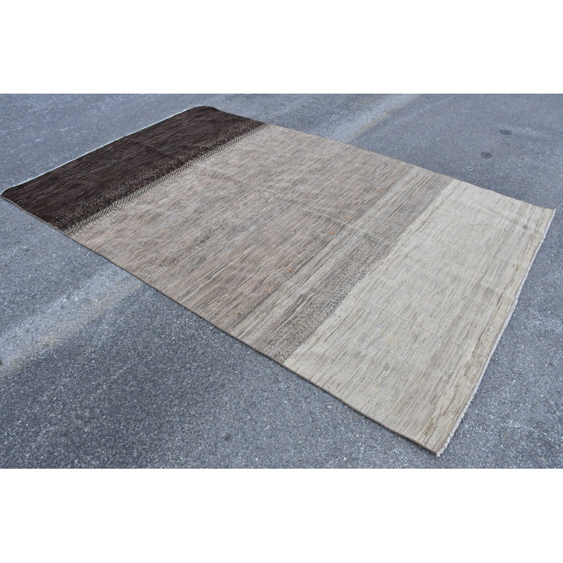 Tapis turc rétro tissé à la main avec un design minimaliste moderne dans des tons neutres brun / beige