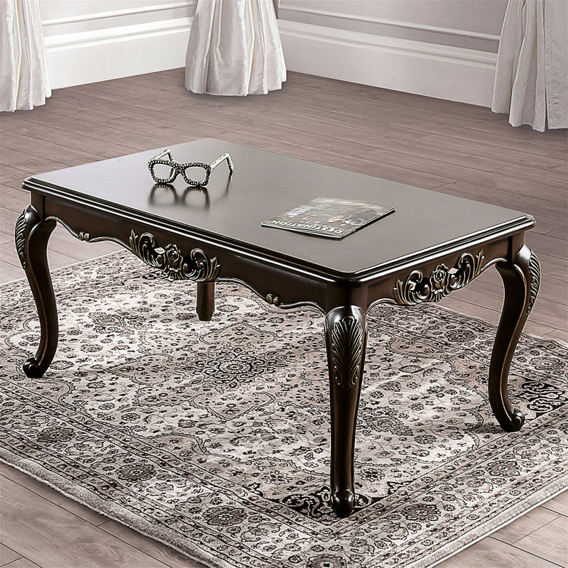 Table basse de style traditionnel avec pieds incurvés, conception sculptée, structure en bois massif, finition Java (table incluse seulement)