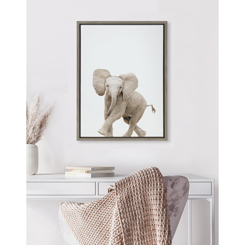 «Baby Elephant Walk» par Amy Peterson, reproduction d'art sur toile encadrée, Gris