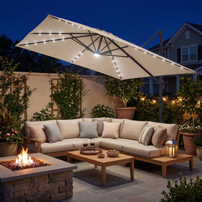 Parasol de patio en porte-à-faux décalé de 10 pi, guirlandes lumineuses à DEL à énergie solaire, auvent imperméable UV50 + et cadre antirouille, convient au bord de la piscine, au jardin