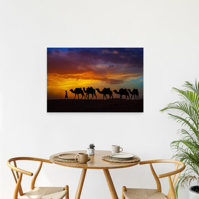 Désert, coucher de soleil, caravane, paysage dramatique abstrait contemporain, art mural