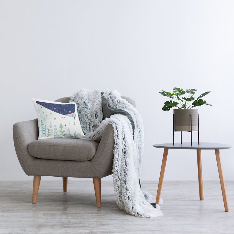 Coussin décoratif Winter Winter Slopes Night par Andrew Thornton