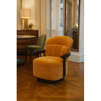Chaise d'appoint contemporaine avec accoudoirs sculptés en bois de frêne