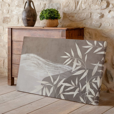 Toile sur fond texturé doux dans des tons beiges doux avec art mural délicat, feuilles de bambou stylisées dans une couleur crème clair, art sur toile