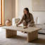 Table basse moderne moderne en faux travertin, table centrale à plateau divisé avec pieds en dalle épaisse, table de cocktail minimaliste d'aspect pierre beige pour le salon Wabi-Sabi