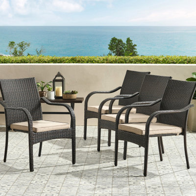 Chaises empilables pour l'extérieur, 4 pièces, résine brune, structure en fer, coussins d'eau, accoudoirs courbés, profondeur de 25,1 pouces, largeur de 30,06 po, hauteur de 35,47 po pour la terrasse, profondeur du produit, largeur, hauteur