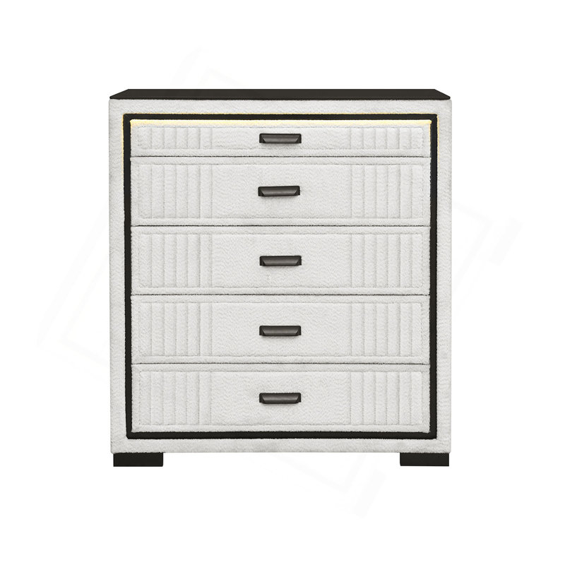 La commode et la commode avec façades blanches matelassées et garniture foncée combinent une élégance texturée avec un rangement de chambre à coucher peu encombrant